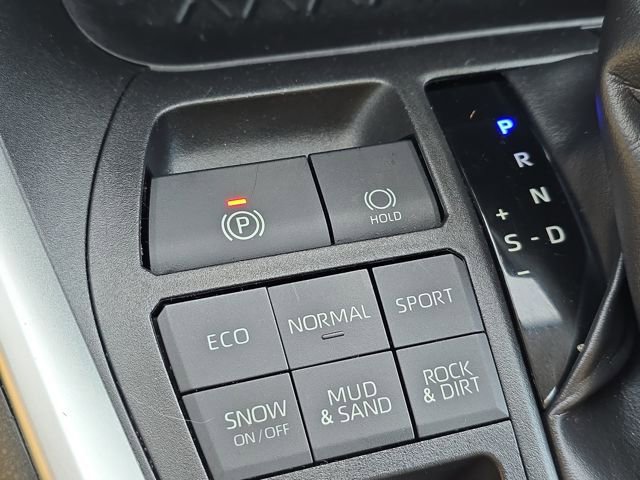 Used 2019 Toyota RAV4 LE image 17