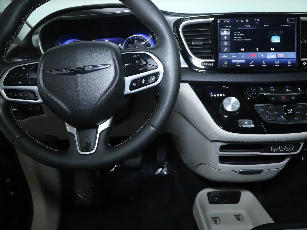 Used 2024 Chrysler Pacifica Touring-L image 28