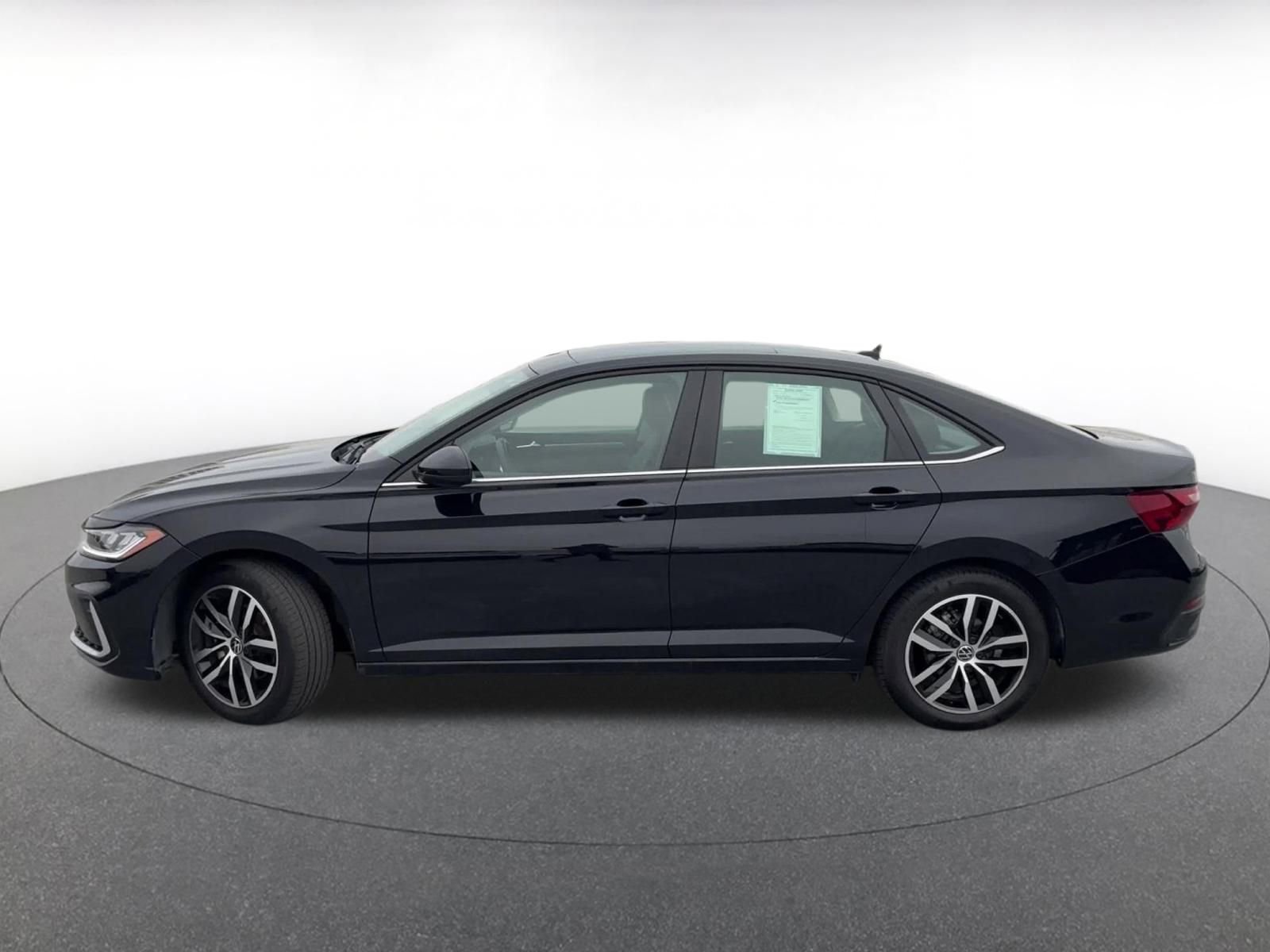 Used 2025 Volkswagen Jetta SE image 9