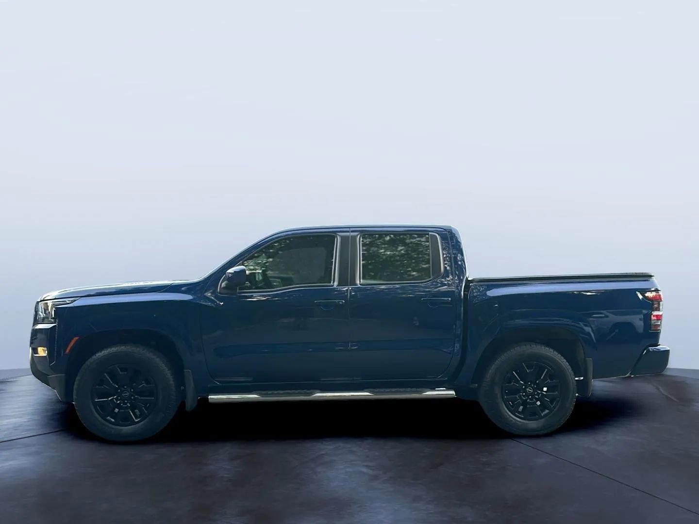 Used 2022 Nissan Frontier SV image 2