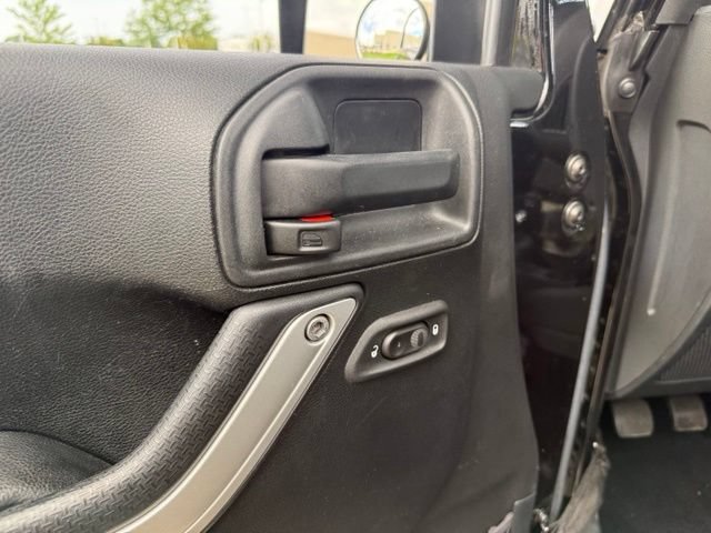 Used 2017 Jeep Wrangler Unlimited Sahara w/ Connectivity Group AWD/4WD image 18