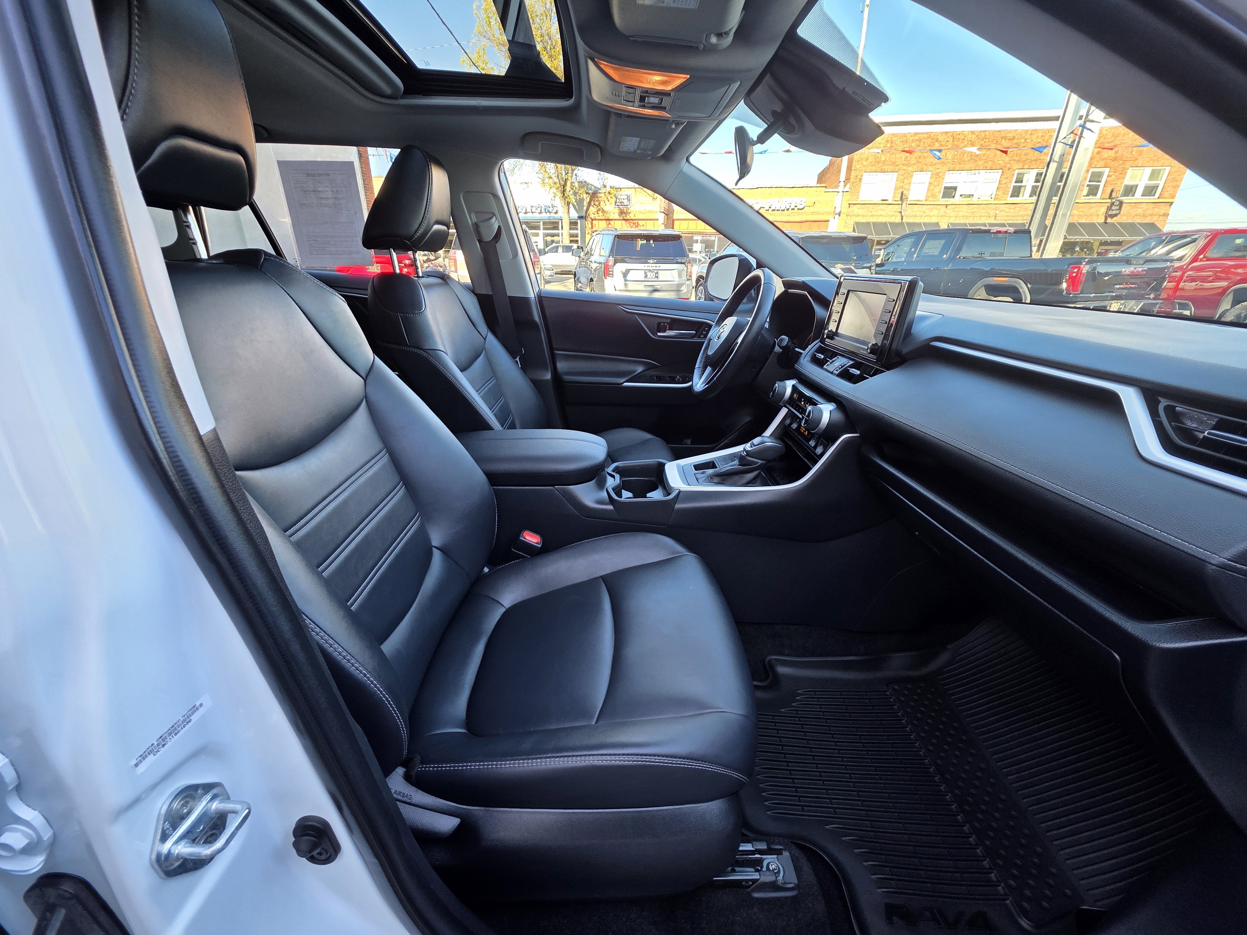 Used 2021 Toyota RAV4 XLE Premium image 24