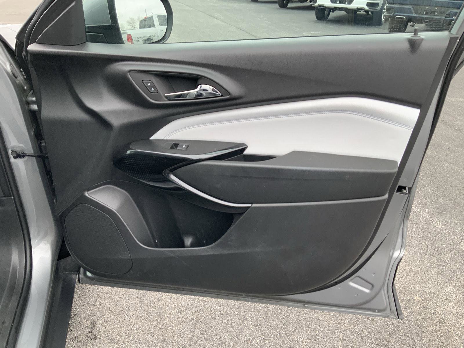 Used 2025 Chevrolet Trax LT w/ LT Convenience Package FWD image 51