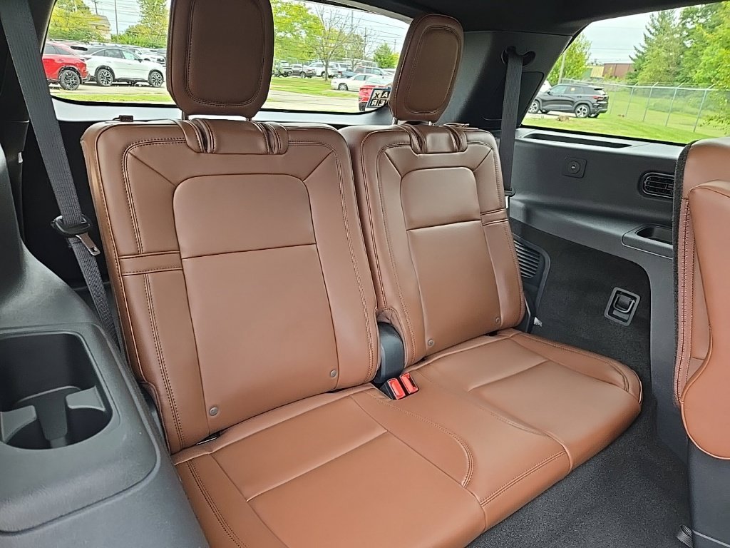 Used 2025 Lincoln Aviator Reserve w/ Equipment Group 201A AWD/4WD image 17