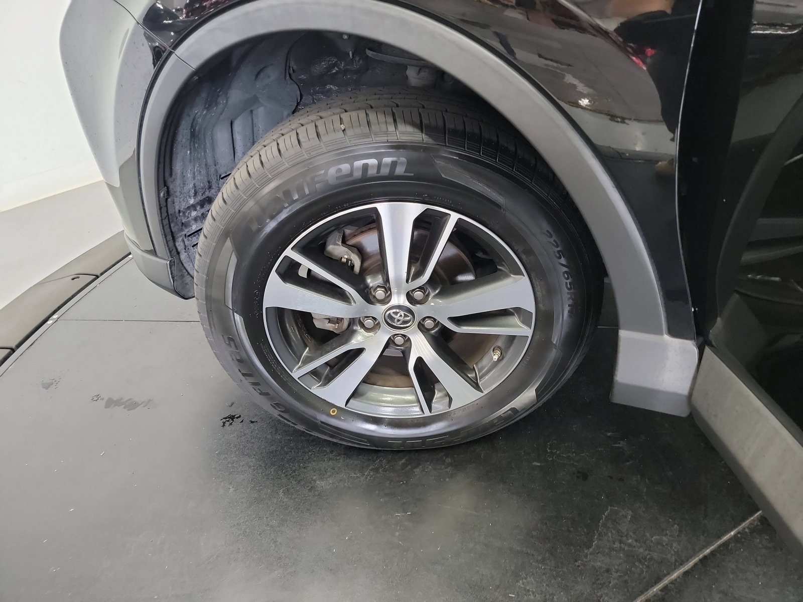 Used 2018 Toyota RAV4 XLE FWD image 30