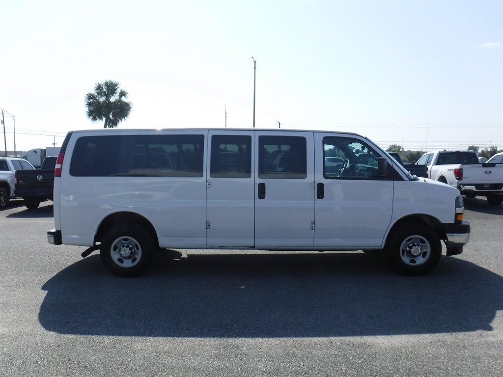 Used 2020 Chevrolet Express 3500 LT w/ LT Preferred Equipment Group RWD image 3