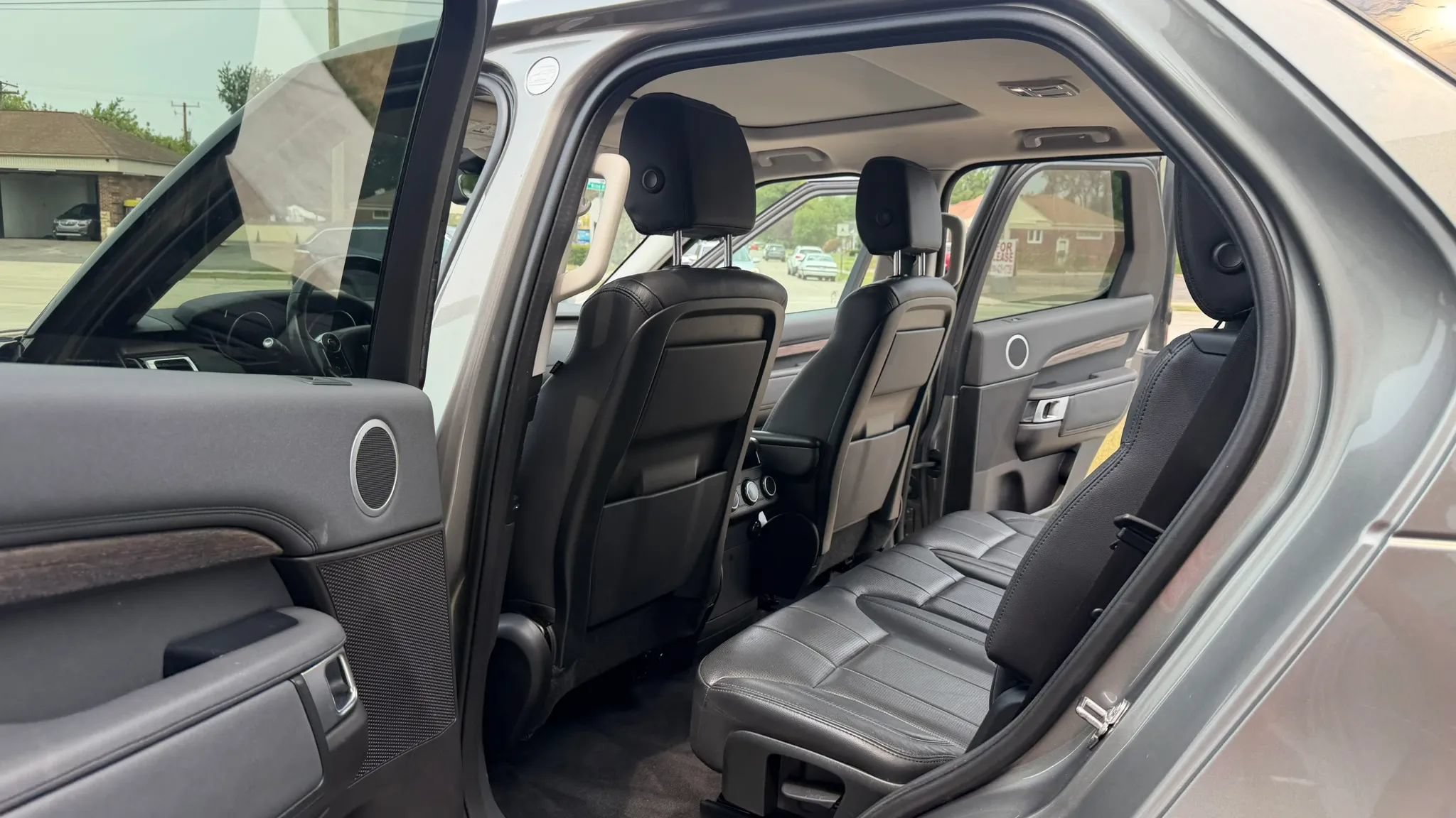 Used 2017 Land Rover Discovery HSE AWD/4WD image 24