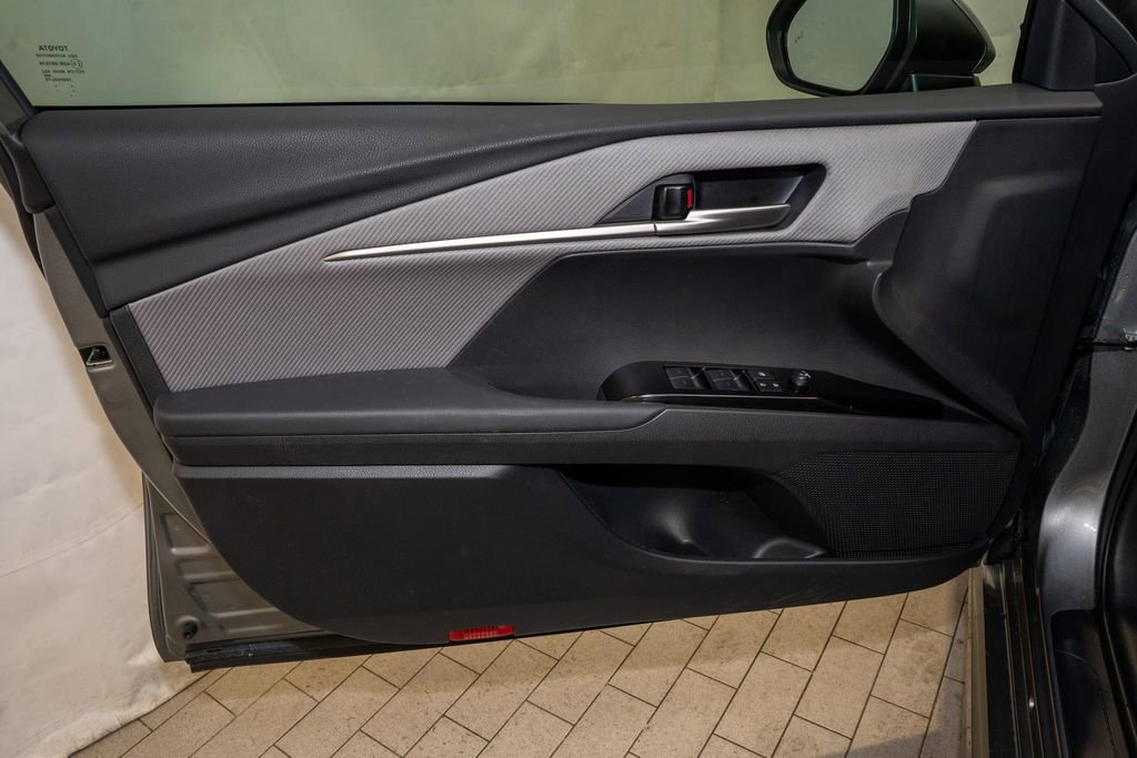 Used 2025 Toyota Camry SE image 11