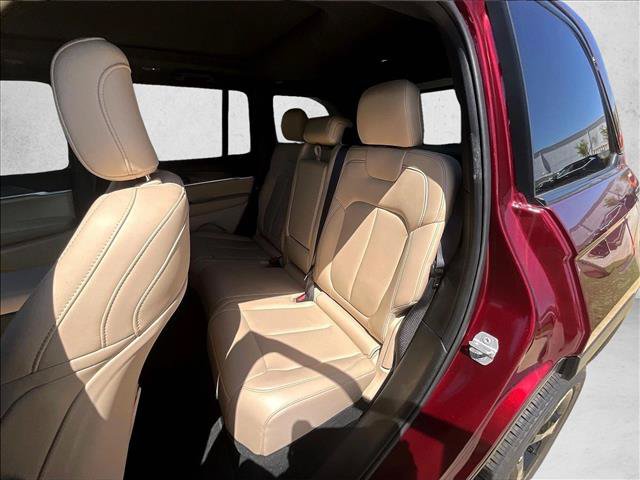Used 2025 Jeep Grand Cherokee Limited w/ Black Appearance Package RWD image 10