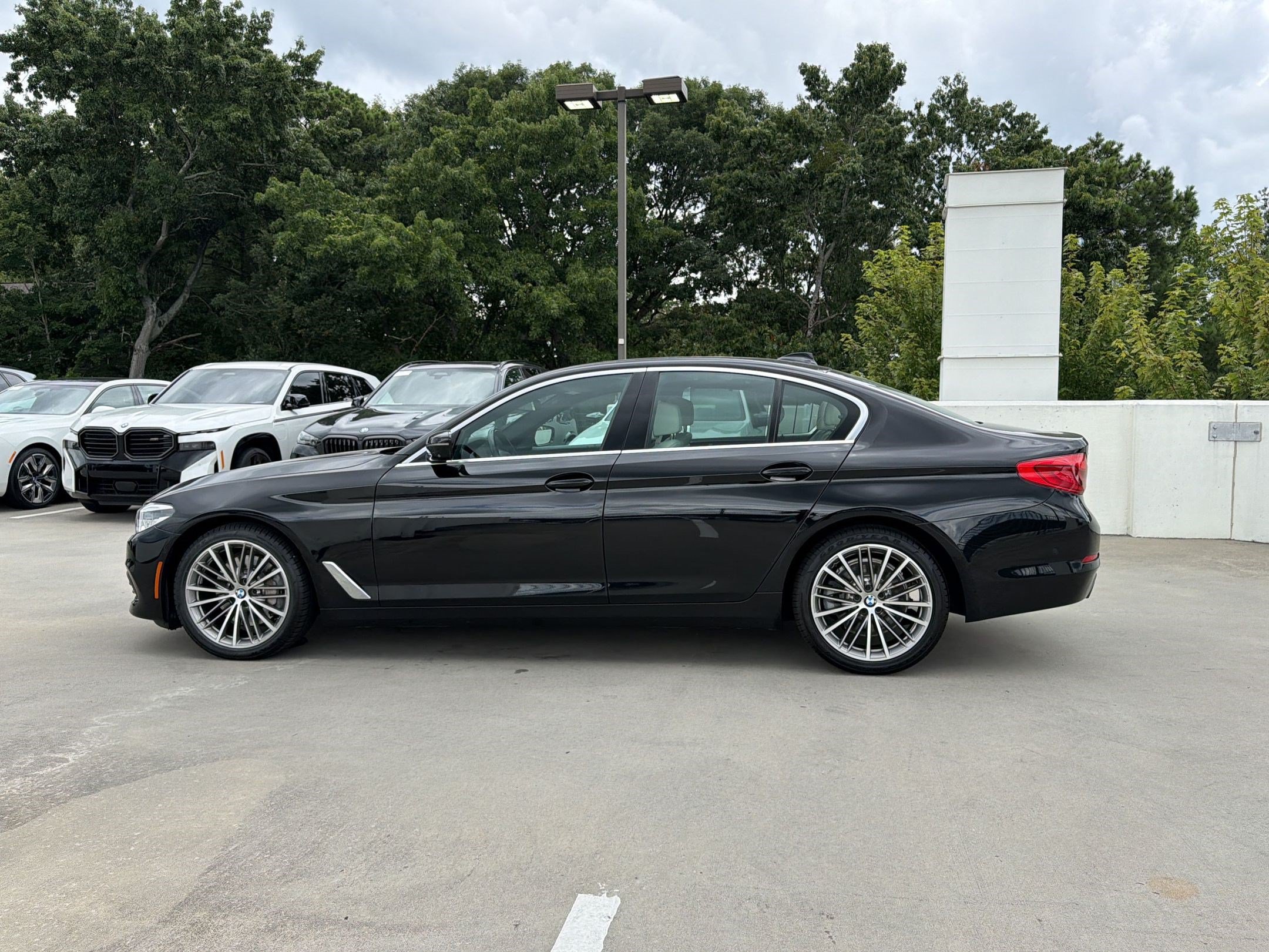 Used 2019 BMW 530i xDrive w/ Premium Package AWD/4WD image 2