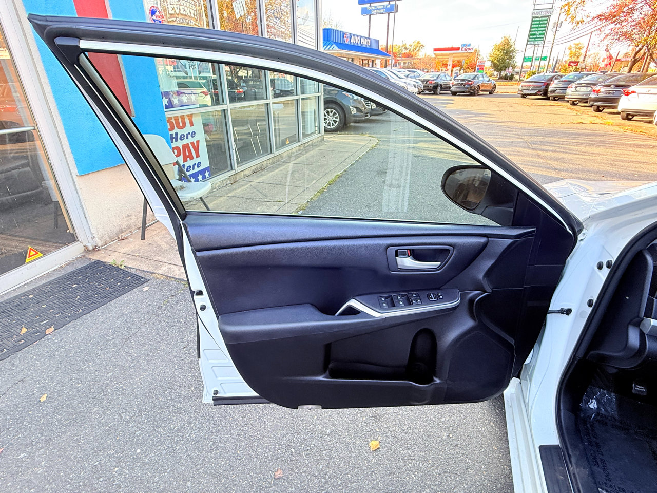 Used 2017 Toyota Camry SE image 16