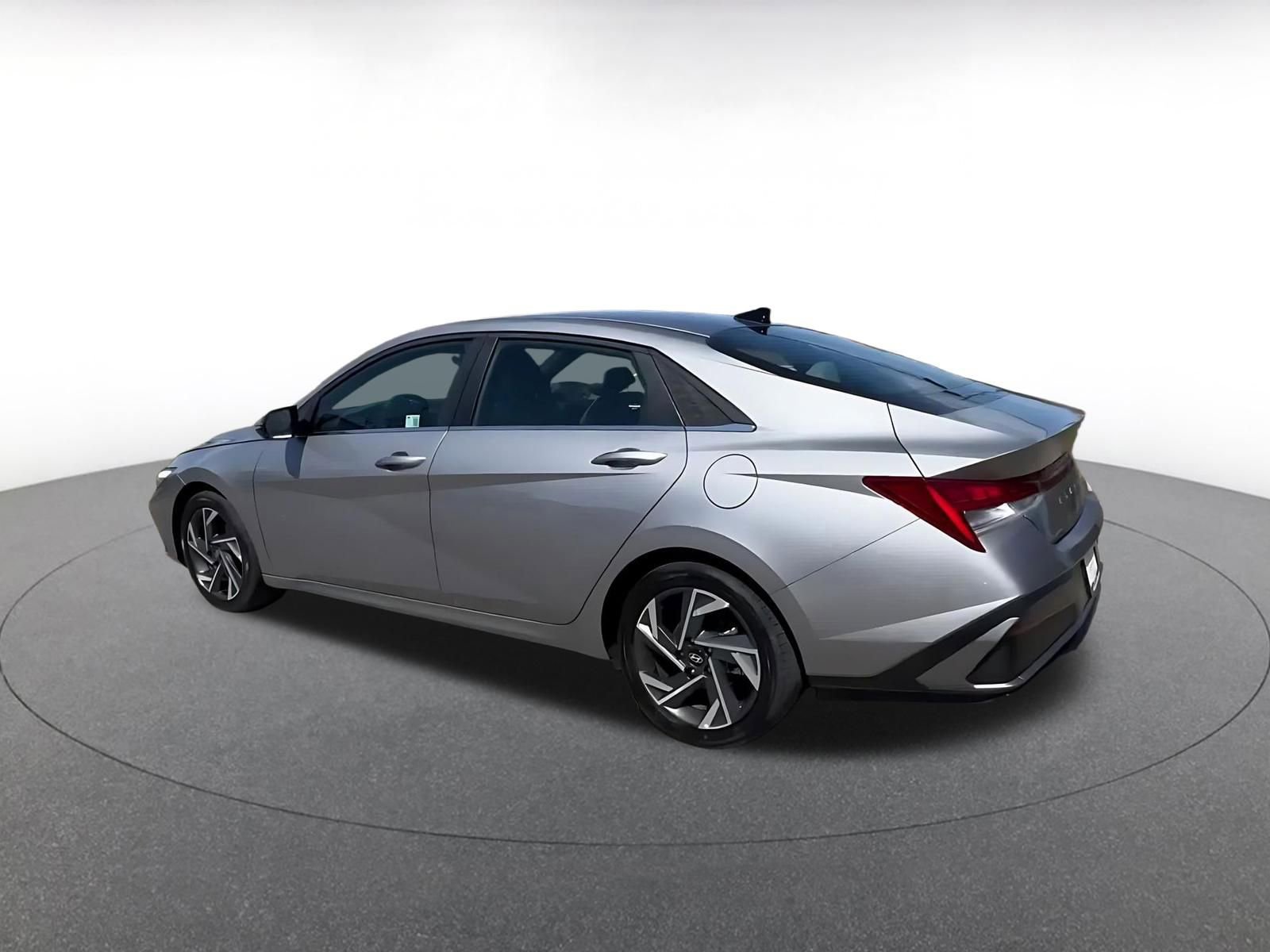 Used 2025 Hyundai Elantra Limited image 10