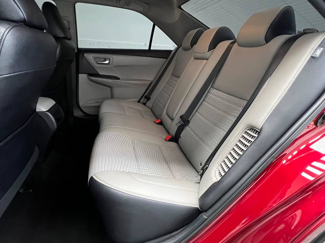 Used 2015 Toyota Camry SE w/ Moonroof Package FWD image 10