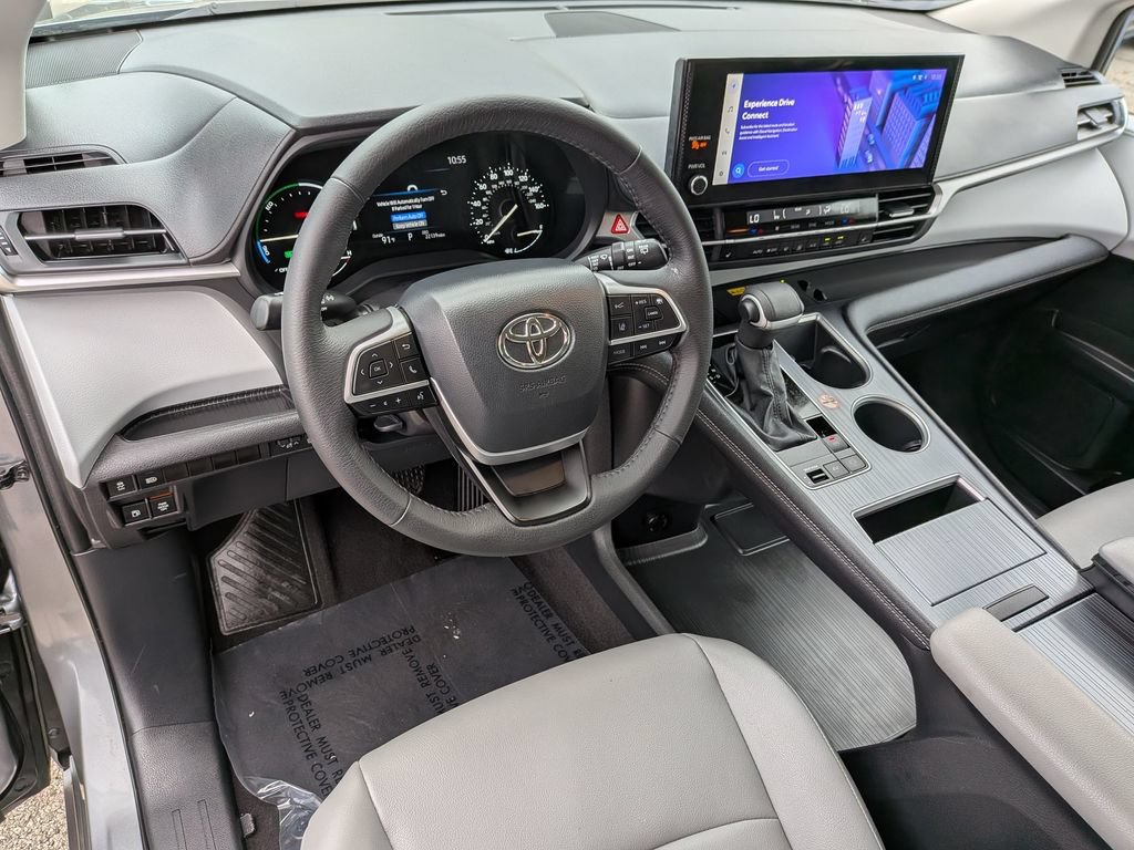 Used 2026 Toyota Sienna XLE FWD image 17