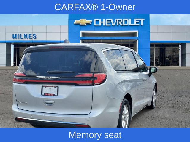 Used 2023 Chrysler Pacifica Touring-L FWD image 5