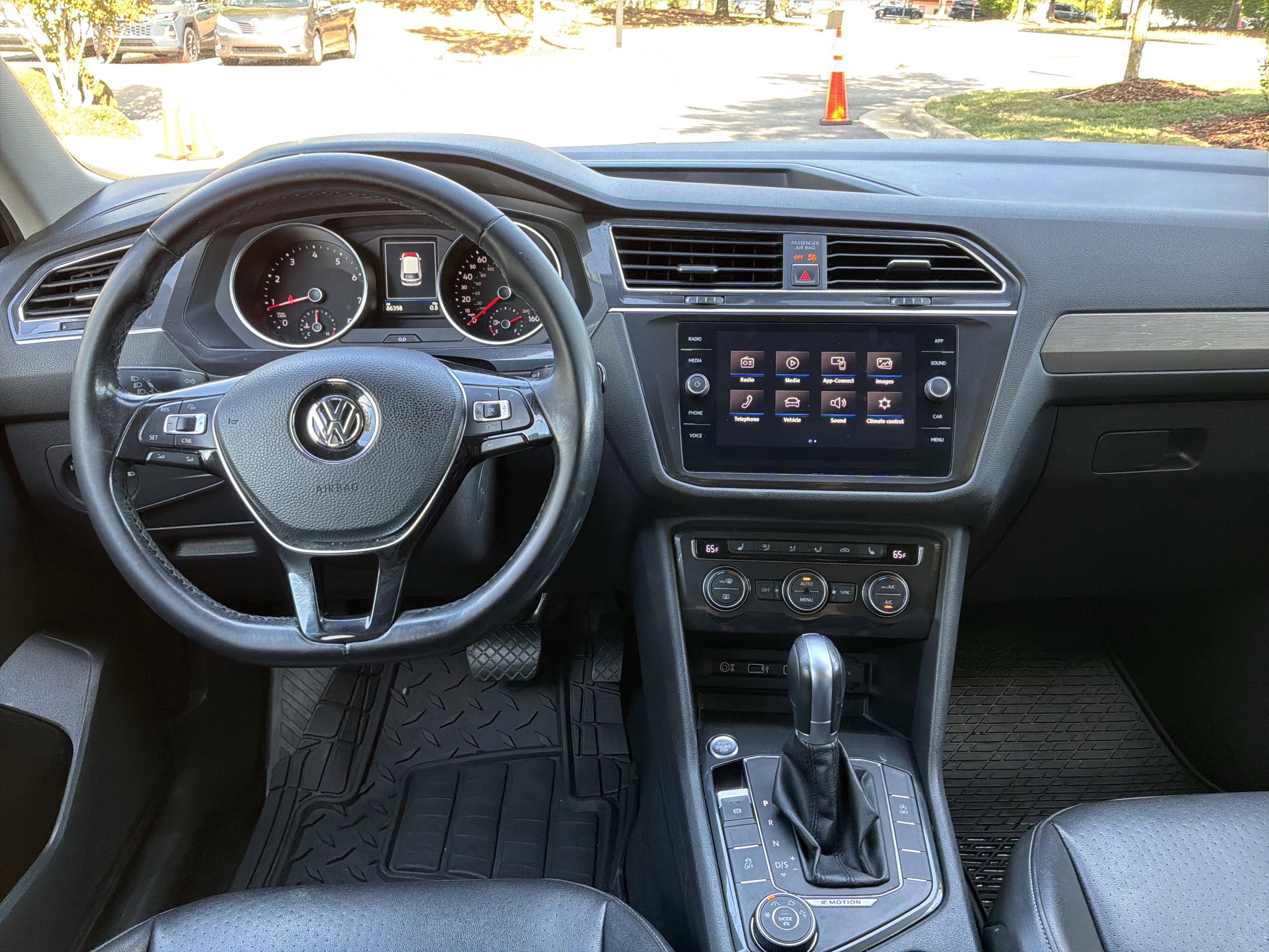 Used 2018 Volkswagen Tiguan SE AWD/4WD image 28