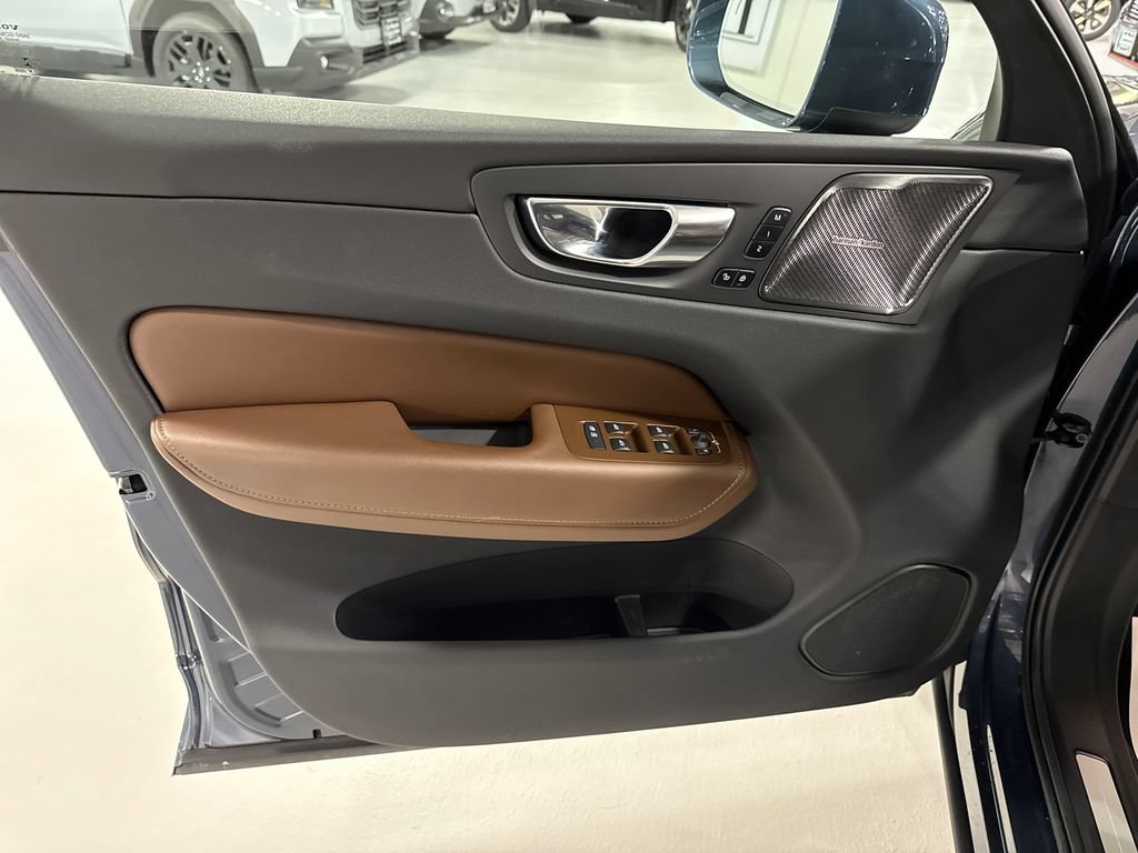 Used 2023 Volvo XC60 T8 Ultimate AWD/4WD image 9