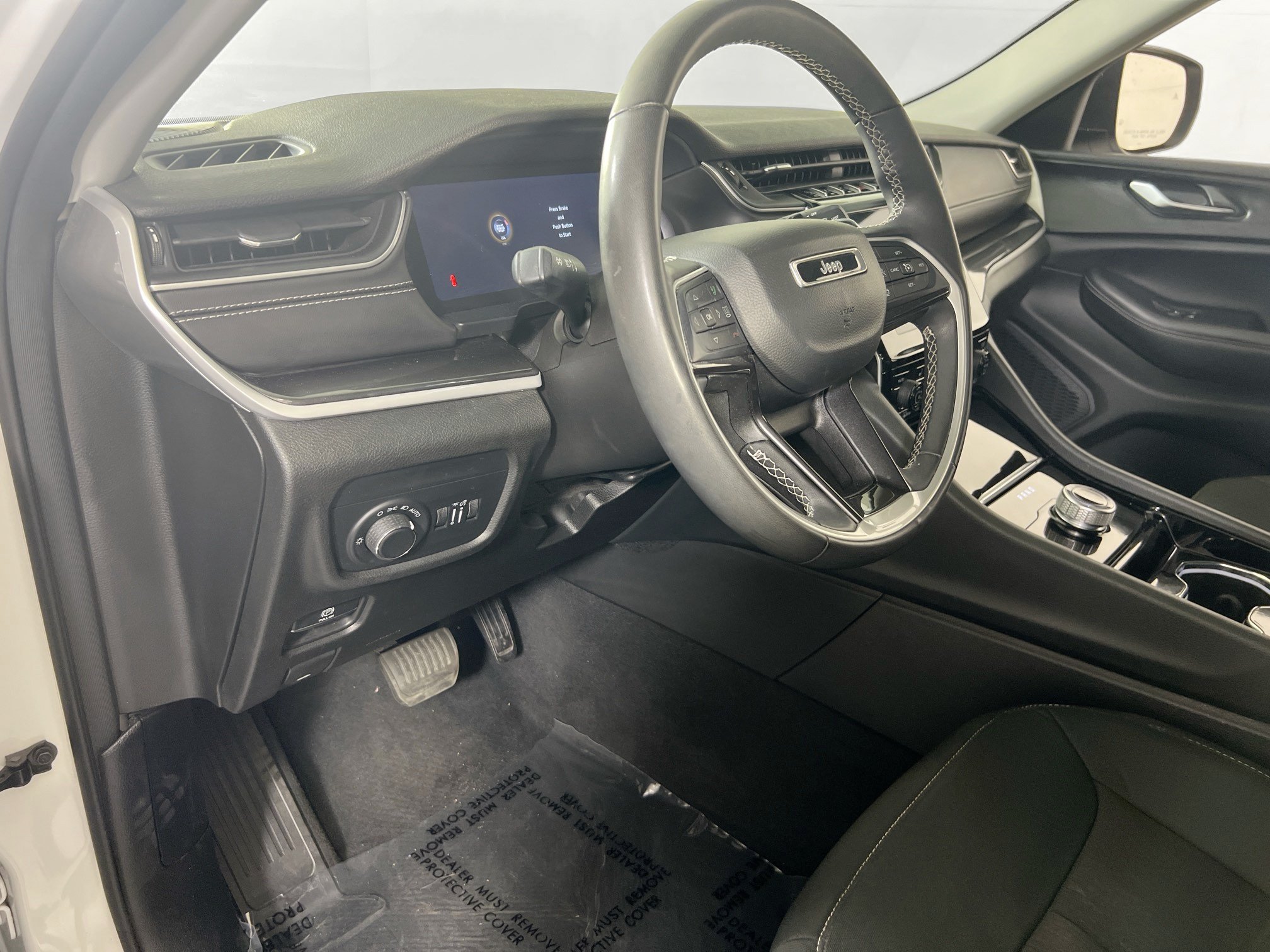 Used 2023 Jeep Grand Cherokee Laredo w/ Luxury Tech Group I AWD/4WD image 9