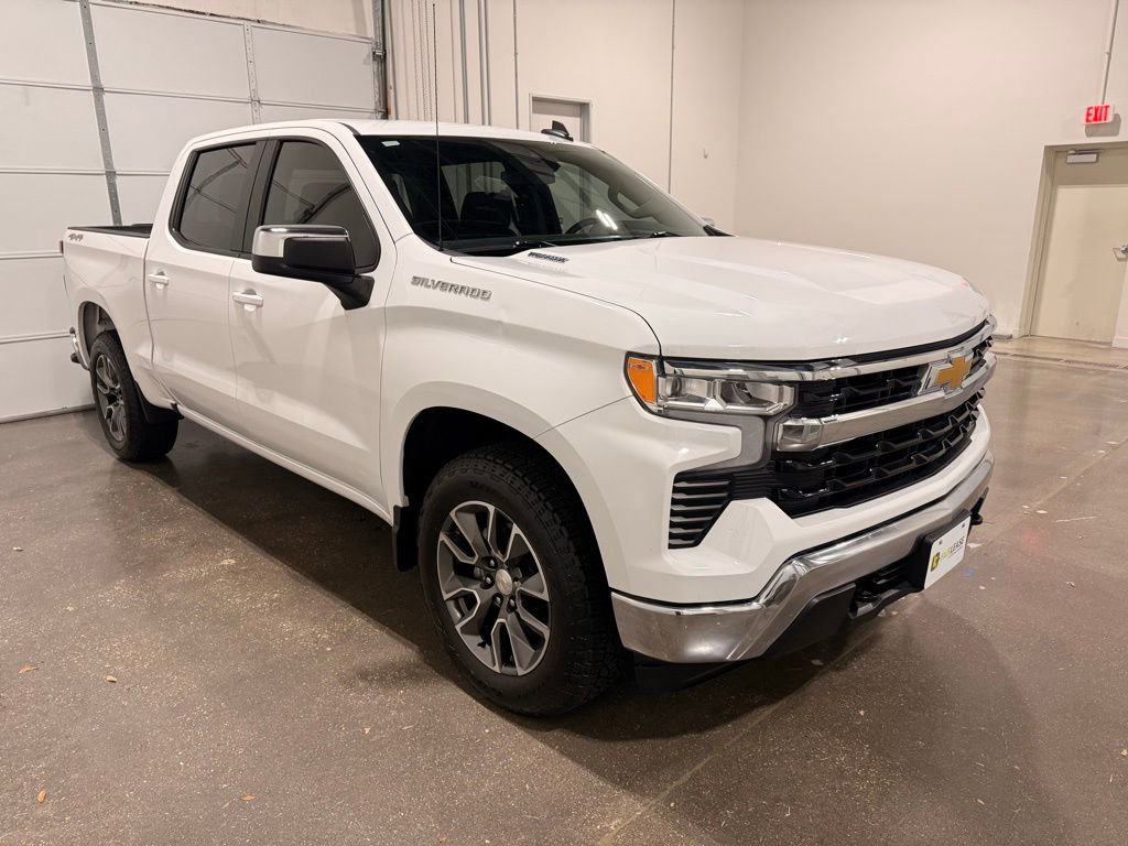 Used 2025 Chevrolet Silverado 1500 LT AWD/4WD image 3