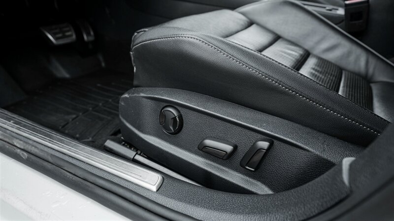 Used 2019 Volkswagen Golf R 4-Door AWD/4WD image 24