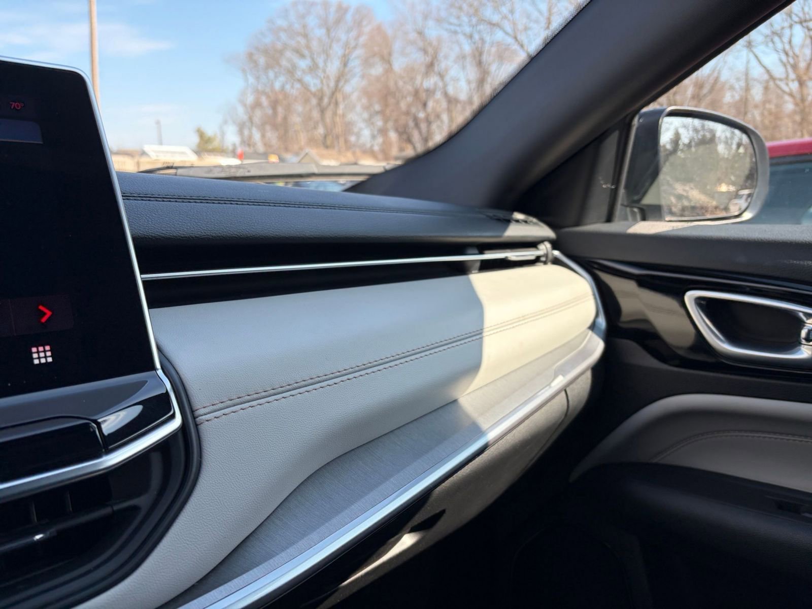 Used 2025 Jeep Compass Limited image 36