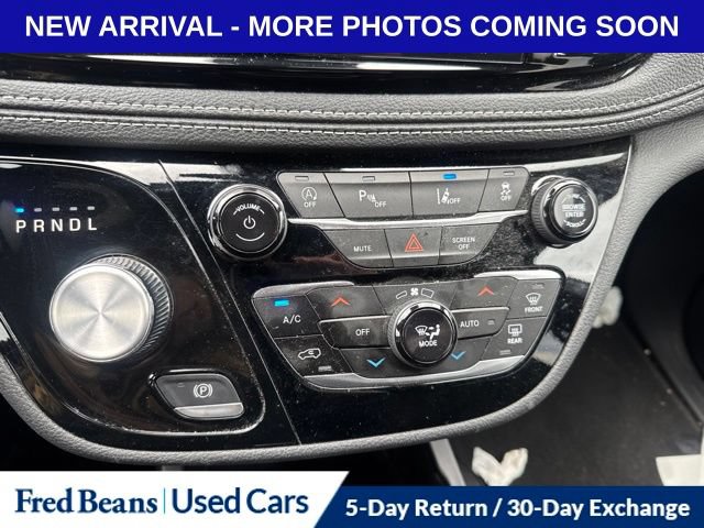 Used 2024 Chrysler Pacifica Touring FWD image 9