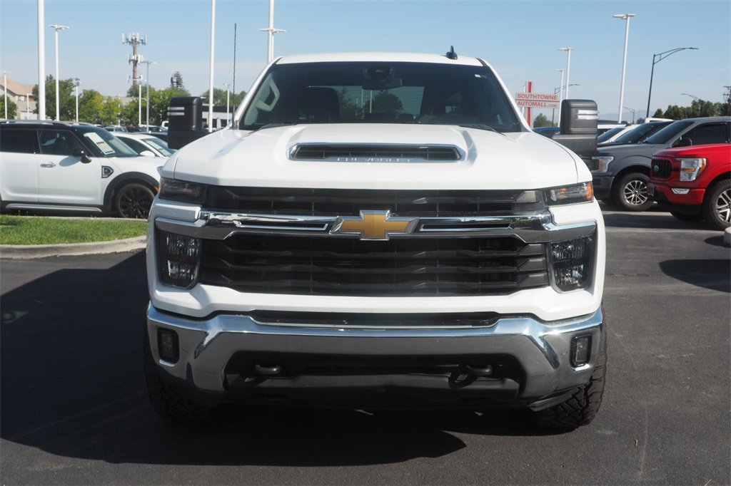Used 2024 Chevrolet Silverado 2500 LT image 2