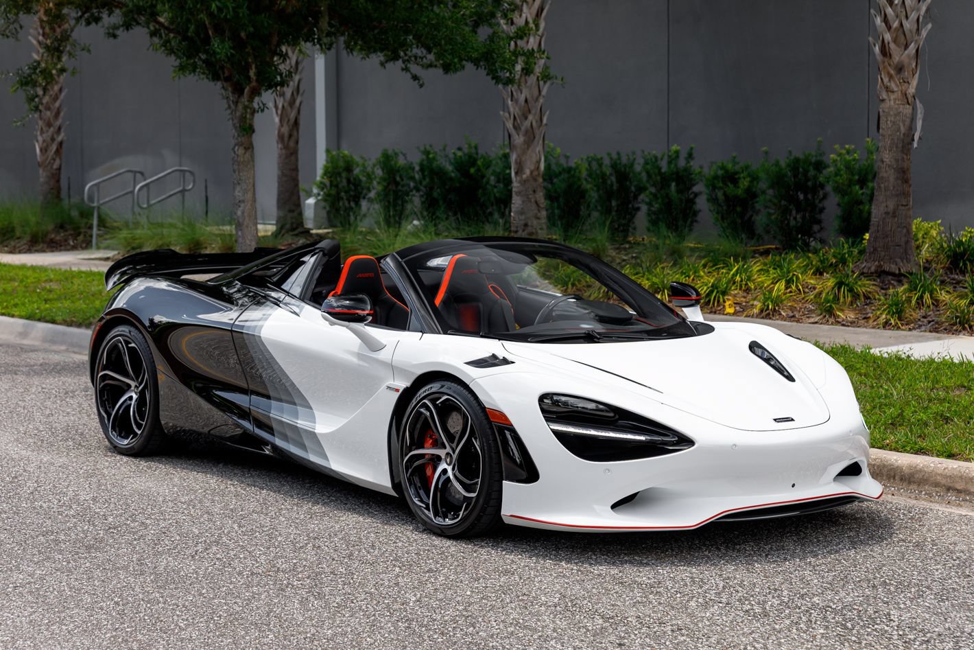 Used 2024 McLaren 750S Spider RWD image 6
