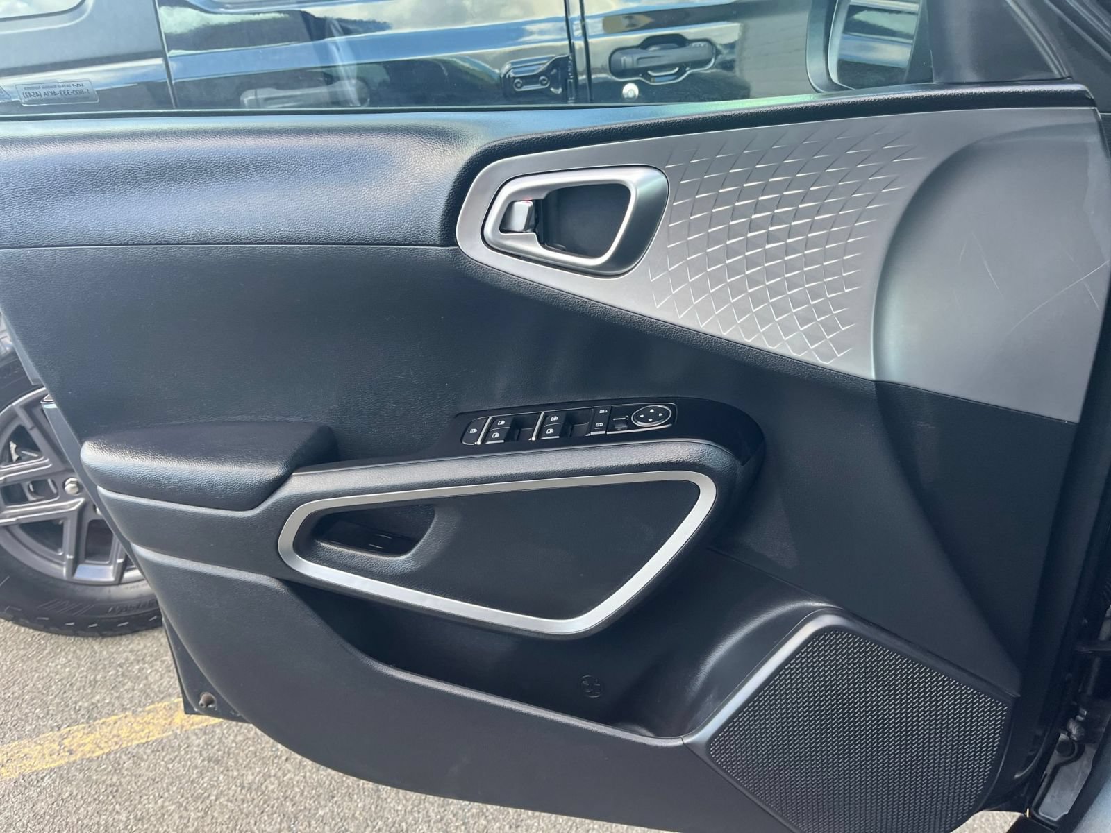 Used 2025 Kia Soul LX w/ LX Technology Package FWD image 18