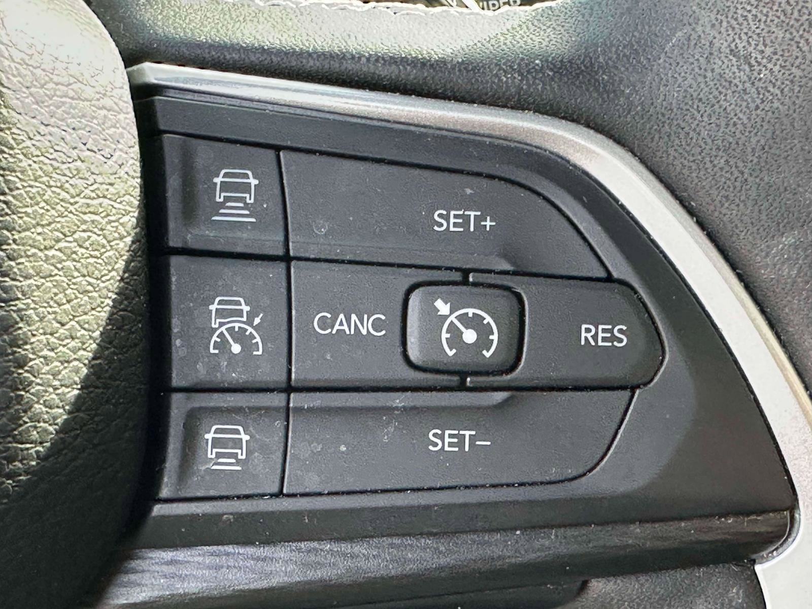 Used 2023 Jeep Grand Cherokee L Laredo image 22