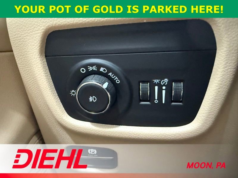 Used 2025 Jeep Grand Cherokee Limited w/ Black Appearance Package image 25