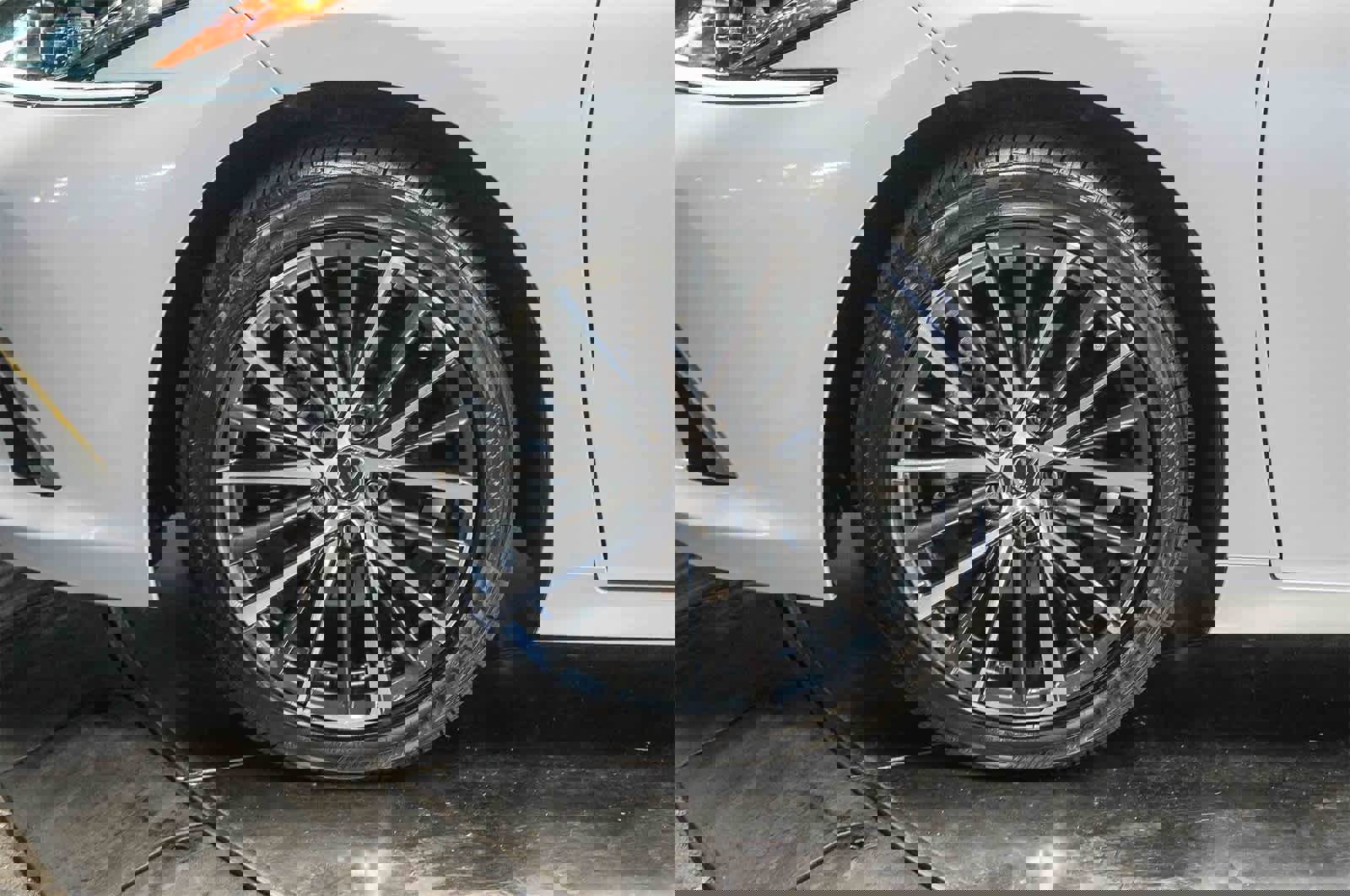 Used 2025 Lexus ES 300h w/ Premium Package image 9