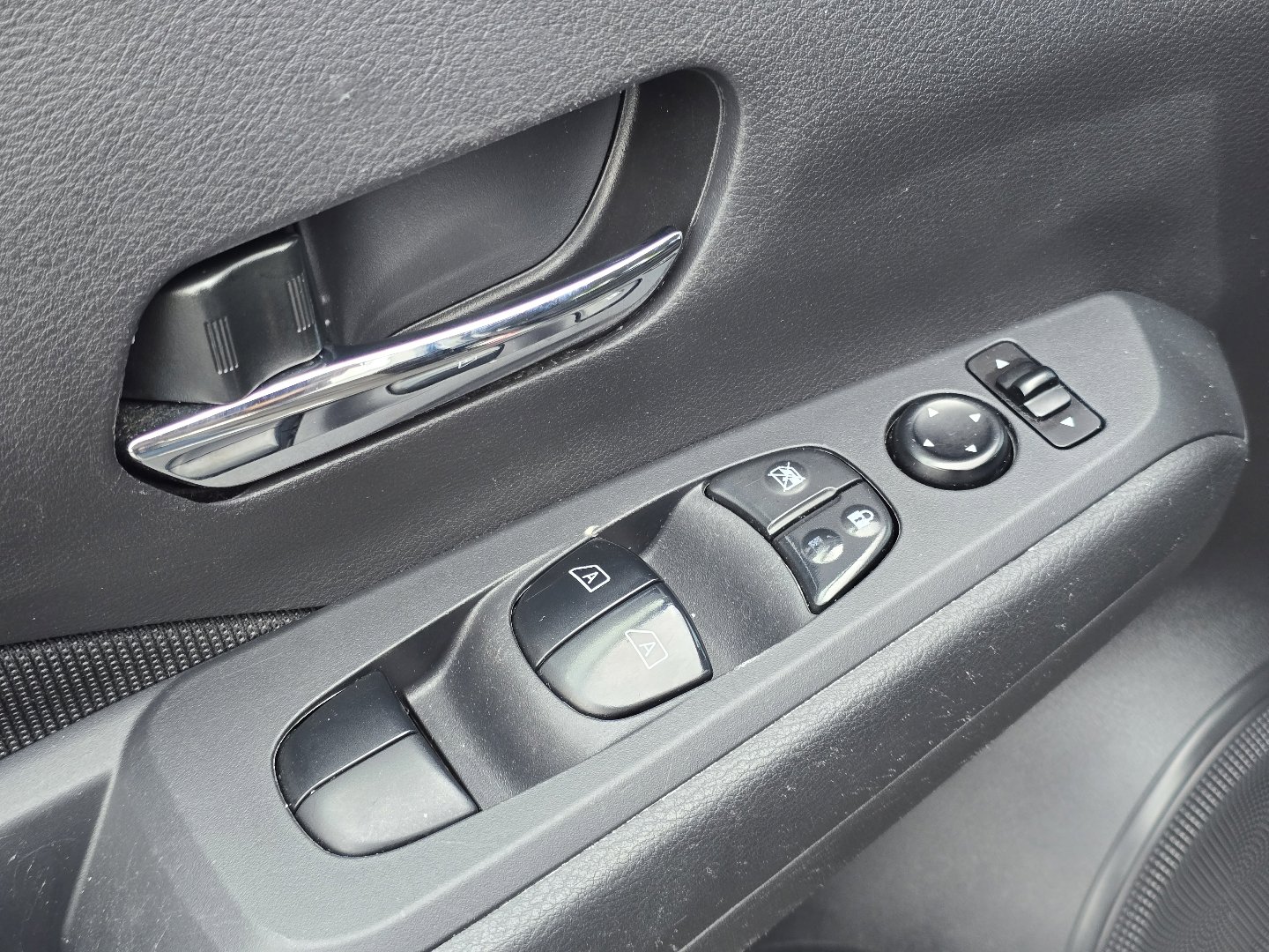 Used 2023 Nissan Kicks SV image 29