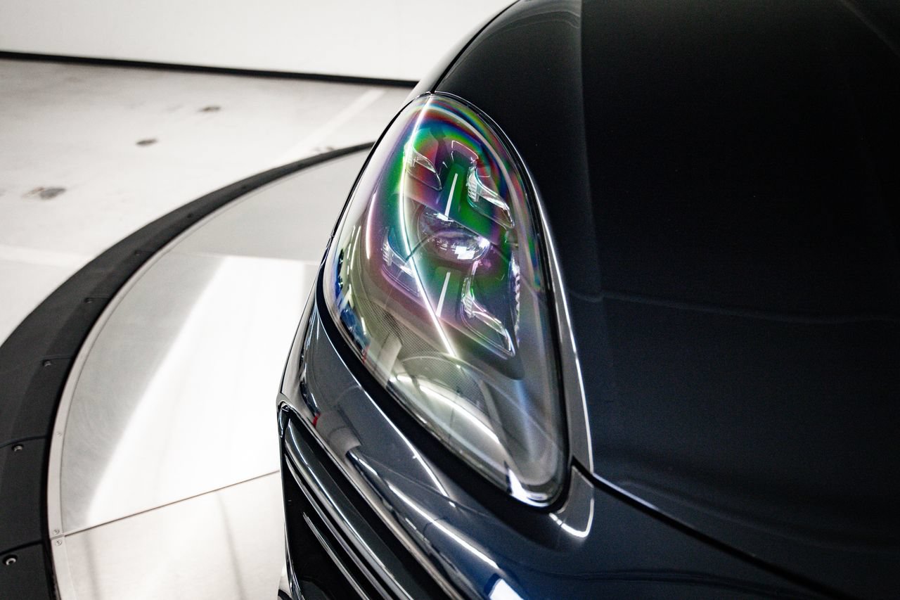 Certified 2022 Porsche Cayenne Turbo S AWD/4WD image 13
