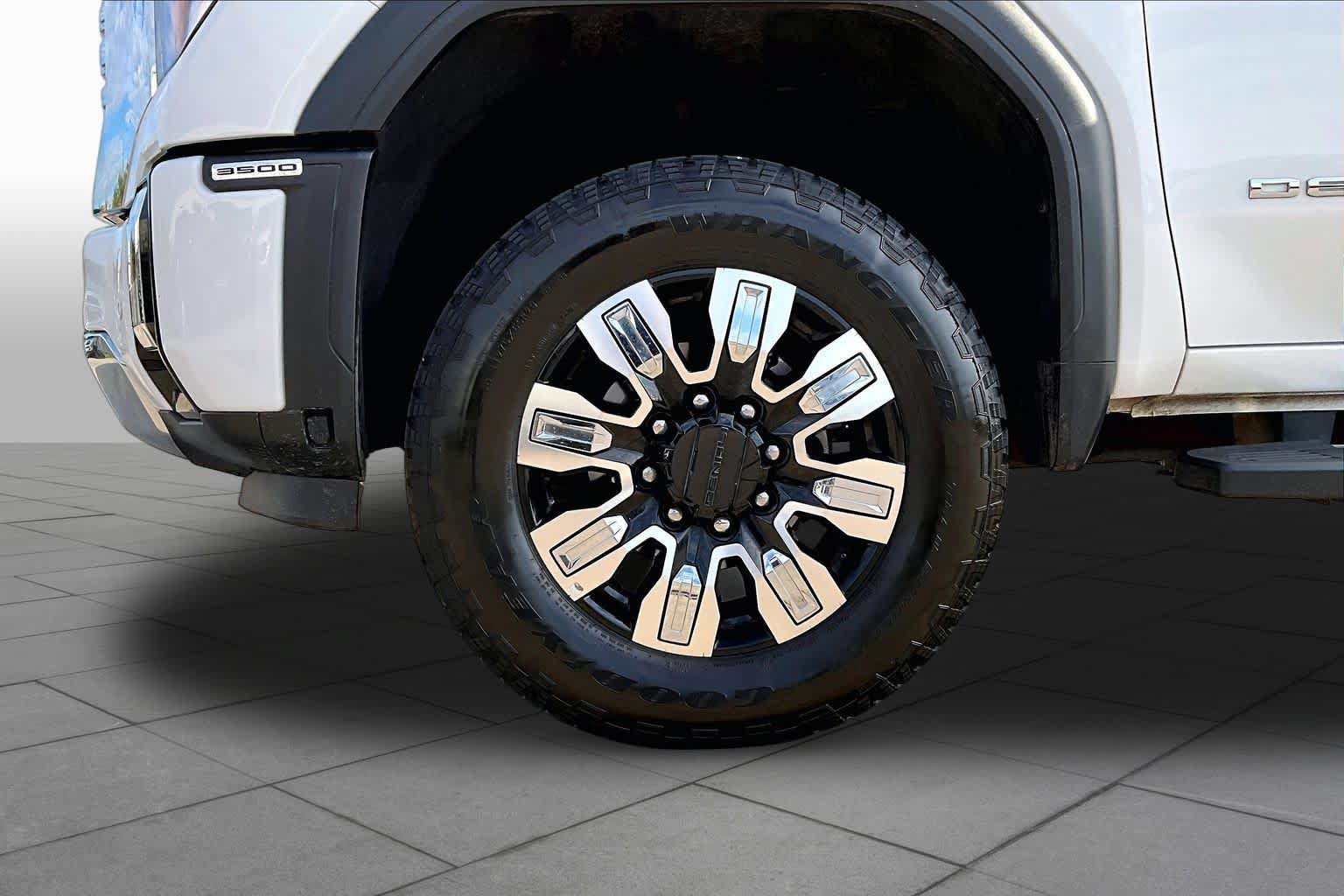 Used 2025 GMC Sierra 3500 Denali w/ Denali Reserve Package AWD/4WD image 11