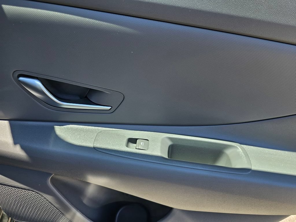 Certified 2025 Hyundai Elantra SE FWD image 14
