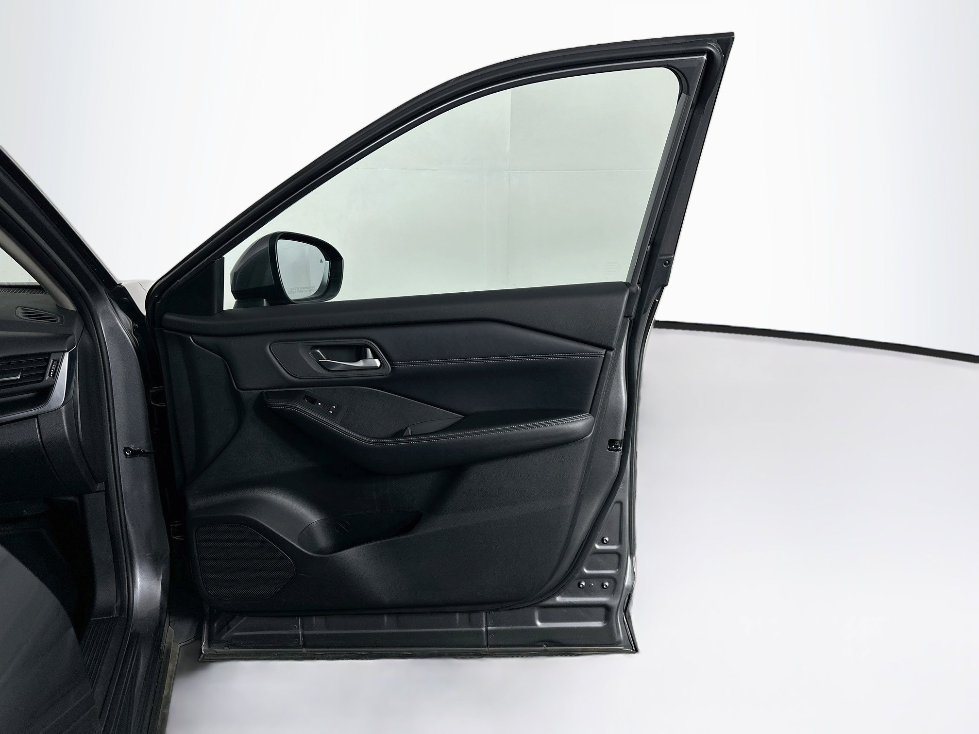 Used 2025 Nissan Rogue SV w/ SV Premium Package FWD image 32