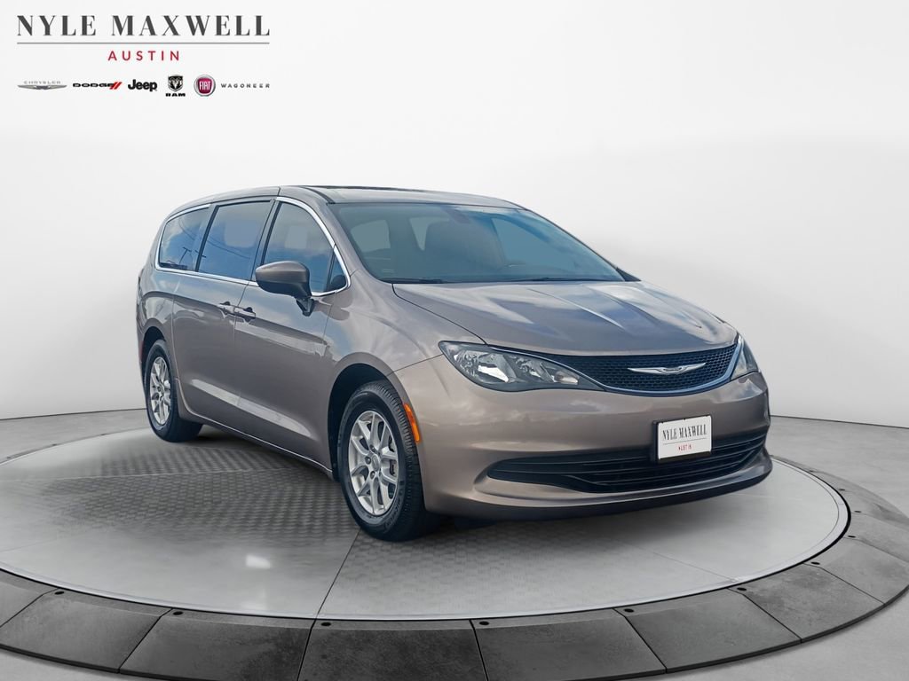 Used 2017 Chrysler Pacifica Touring image 2