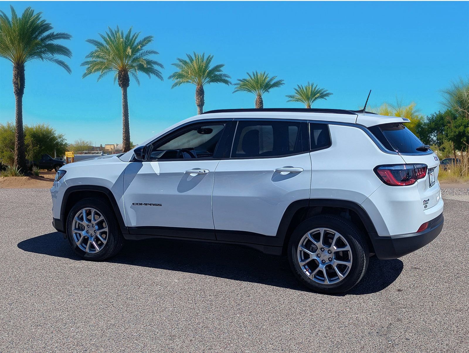 Used 2024 Jeep Compass Latitude image 3