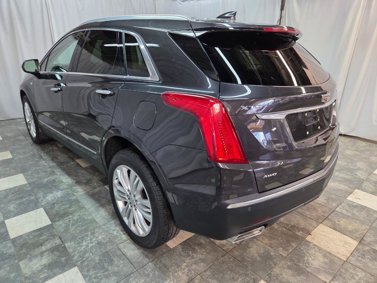 Used 2017 Cadillac XT5 Premium Luxury w/ Advanced Security Package AWD/4WD image 5