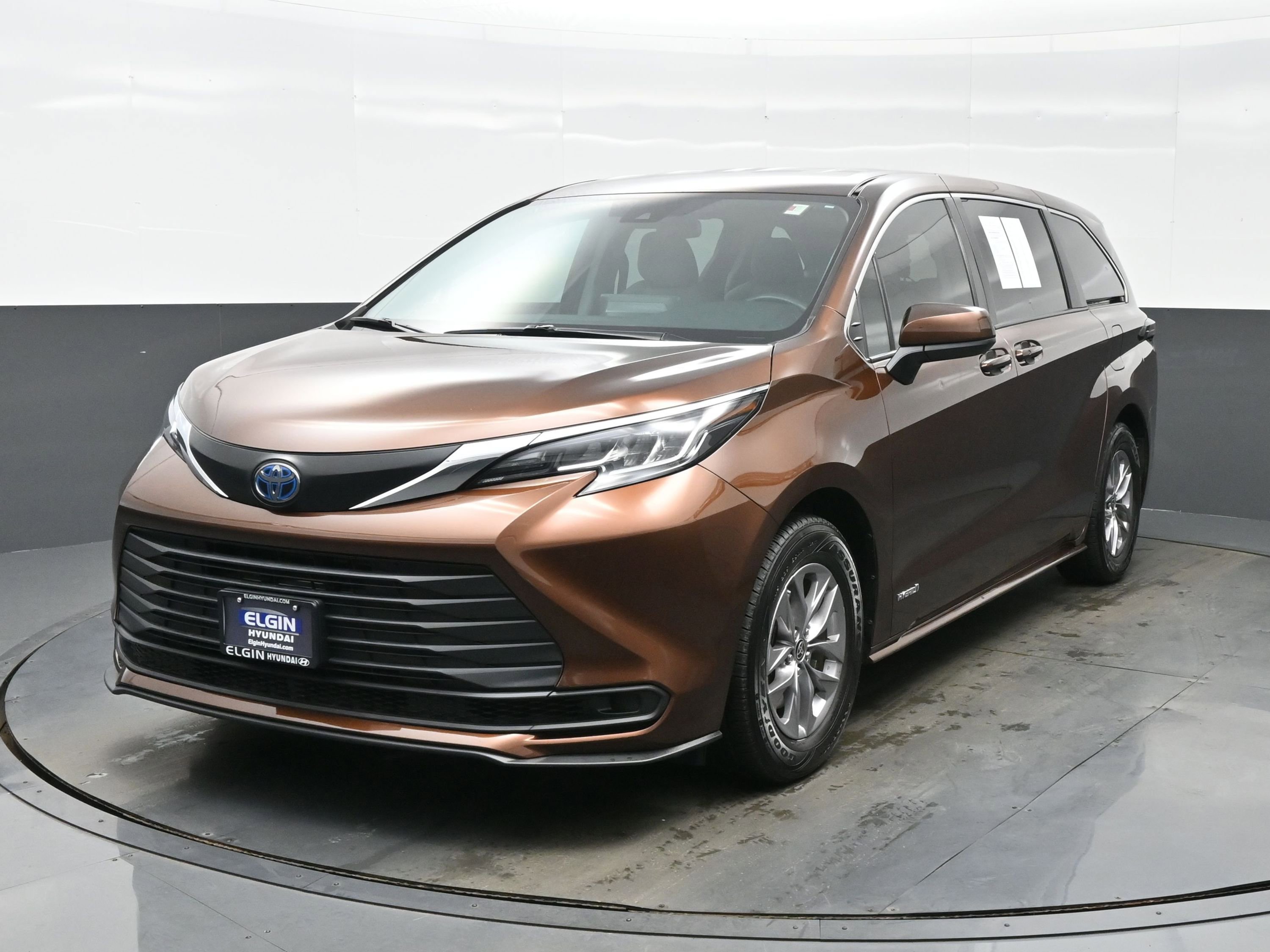 Used 2021 Toyota Sienna LE image 1