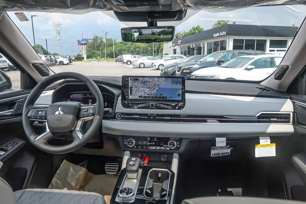 New 2025 Mitsubishi Outlander AWD image 16