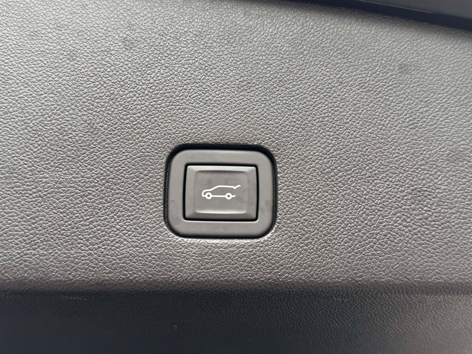 Certified 2024 Cadillac XT6 Luxury w/ LPO, Floor Liner Package AWD/4WD image 8