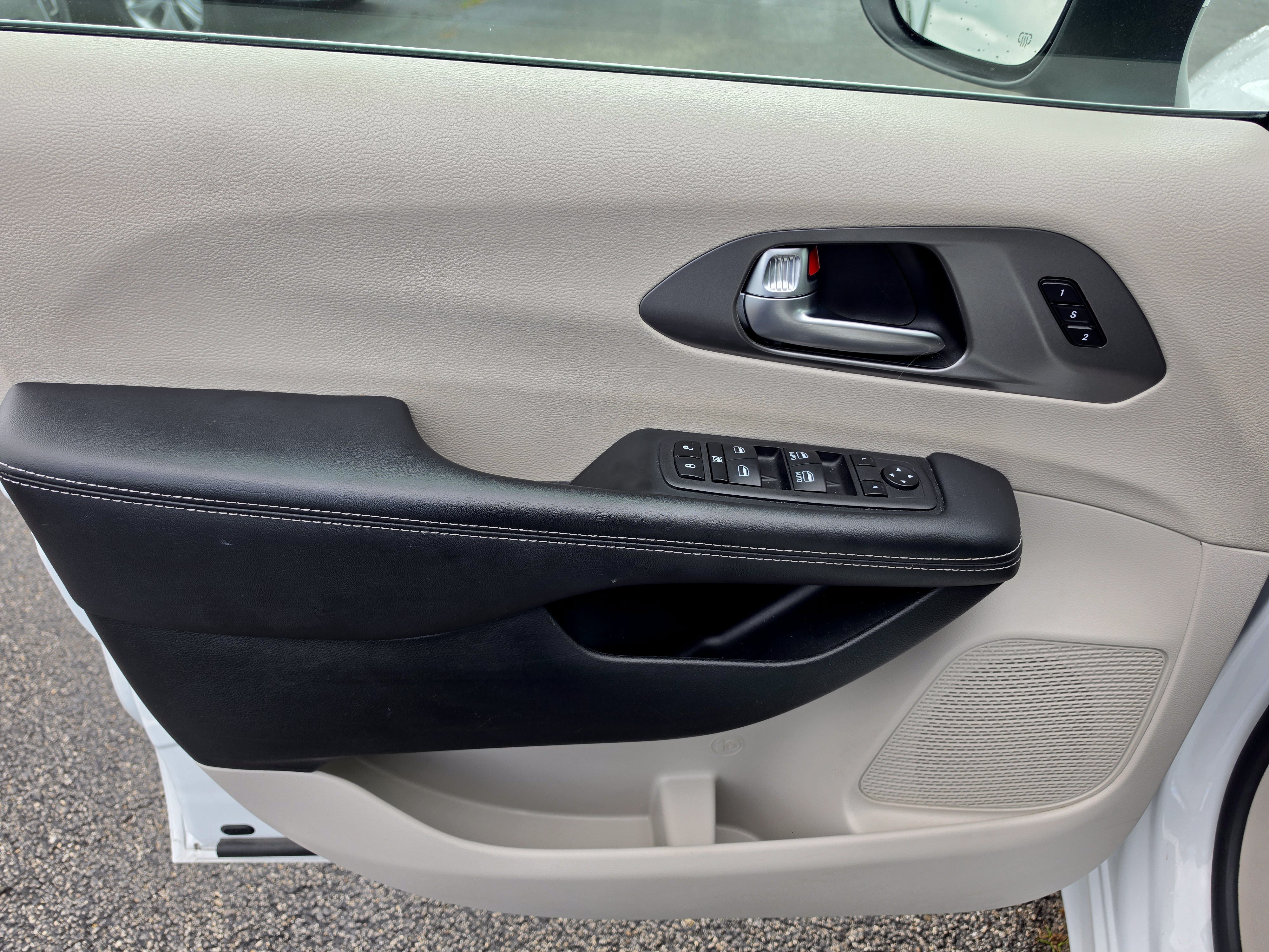 Used 2023 Chrysler Pacifica Touring-L FWD image 17
