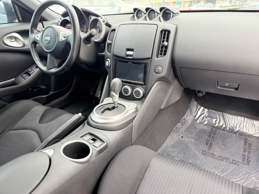 Used 2018 Nissan 370Z Coupe RWD image 17