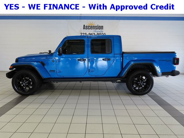 Used 2025 Jeep Gladiator Sport image 3