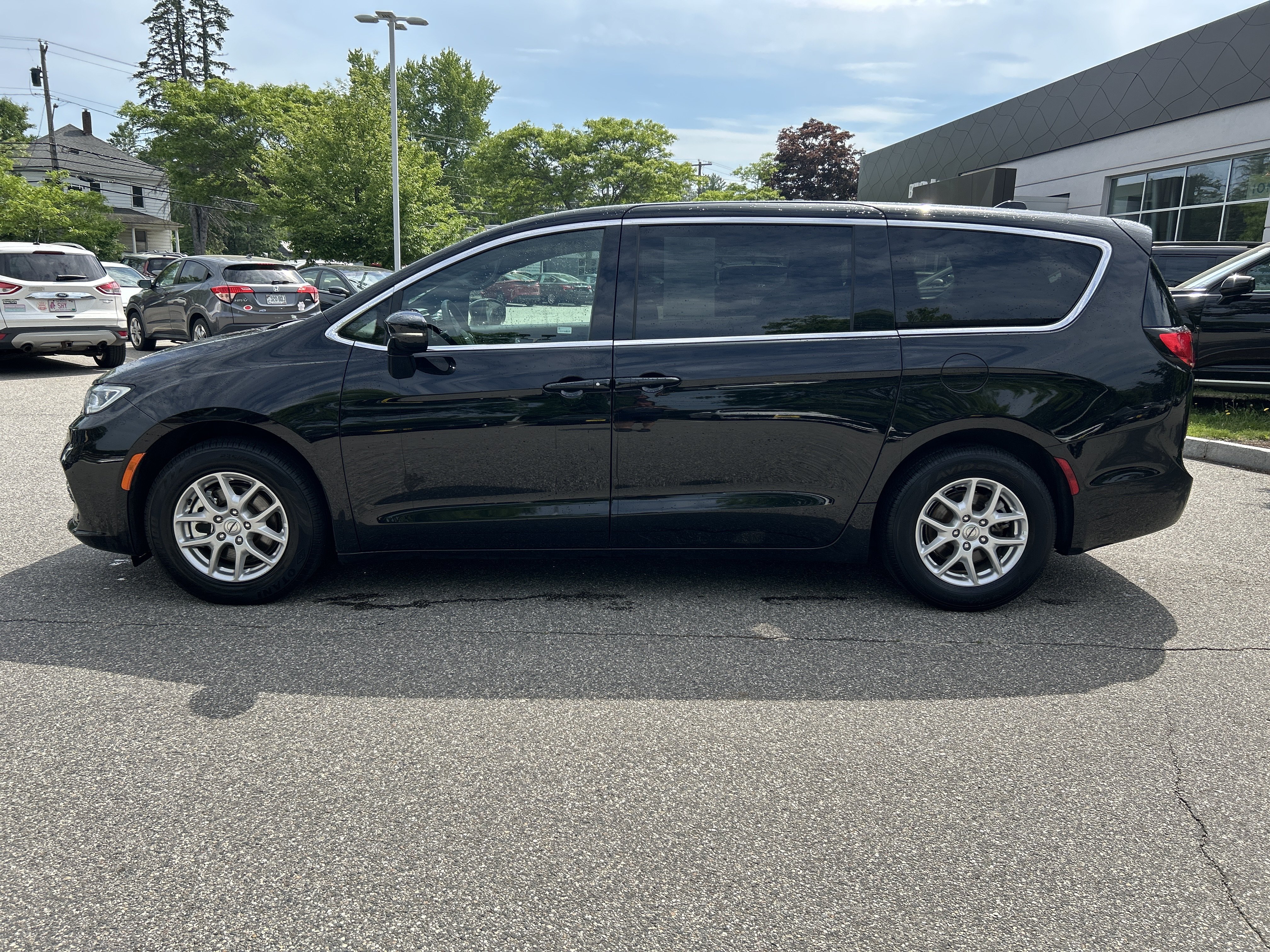 Used 2025 Chrysler Pacifica Select FWD image 8