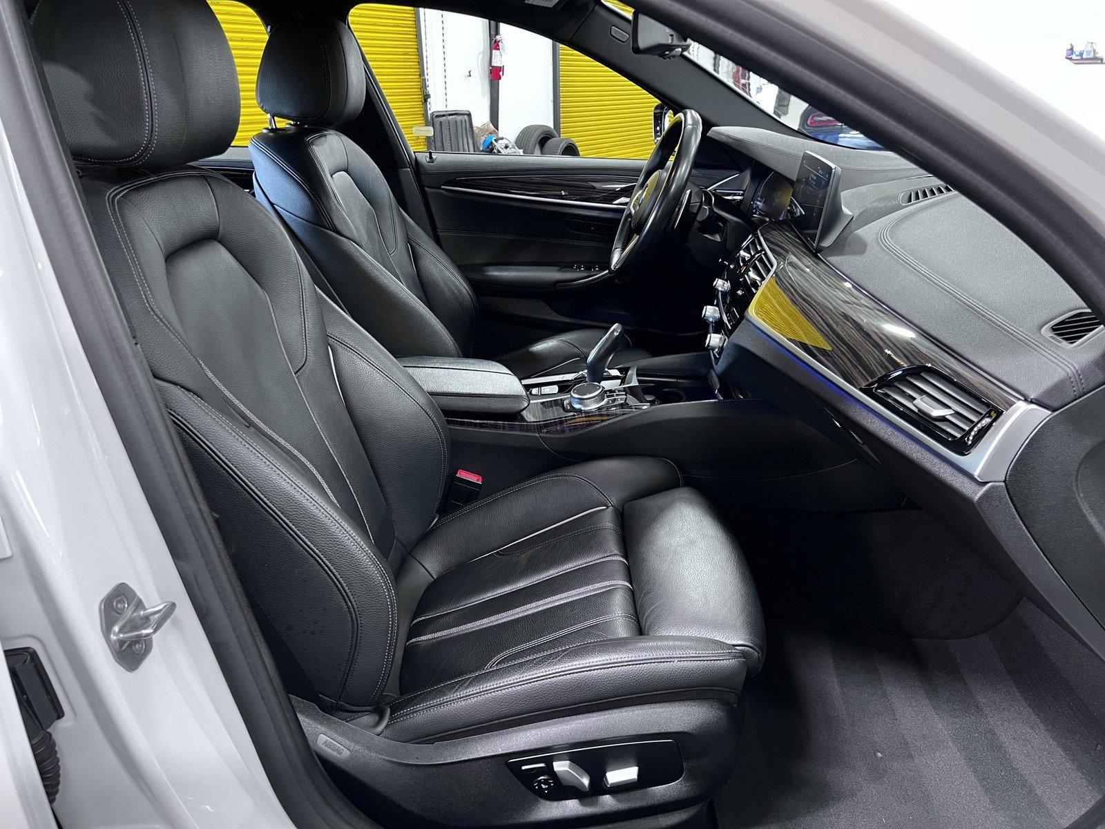 Used 2020 BMW 530e w/ M Sport Package RWD image 17