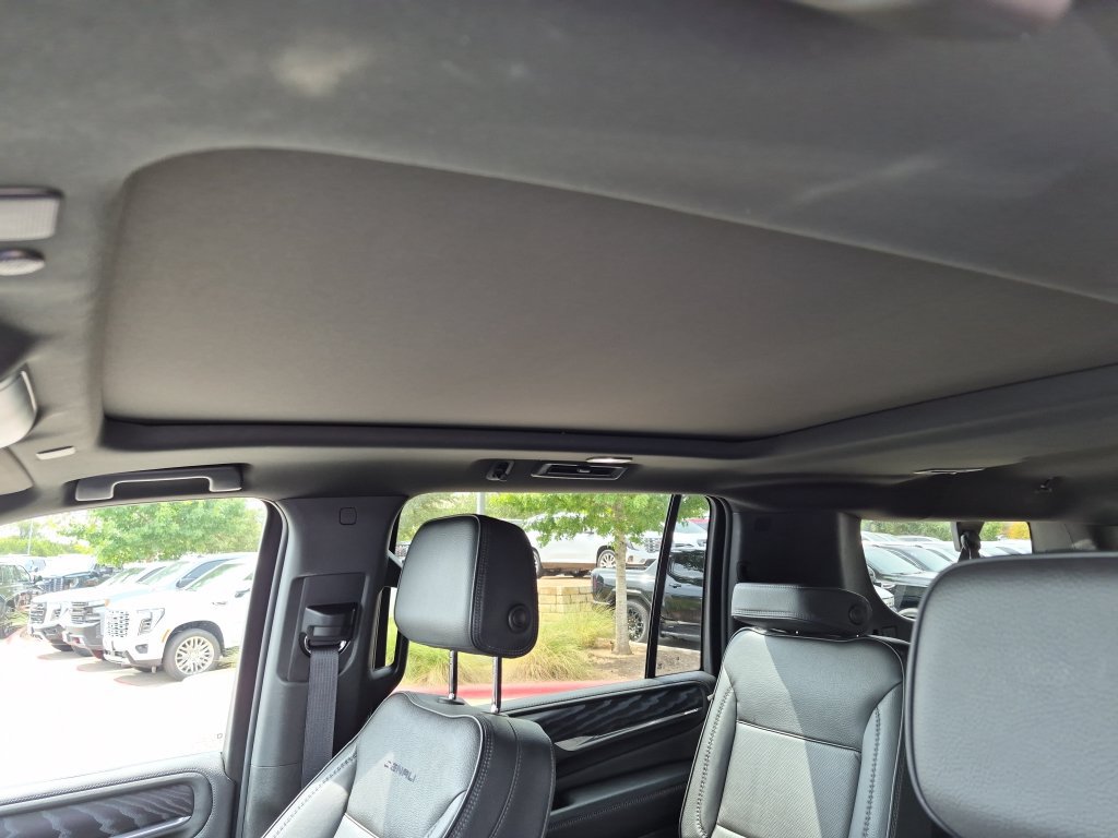 Used 2023 GMC Yukon XL Denali AWD/4WD image 31