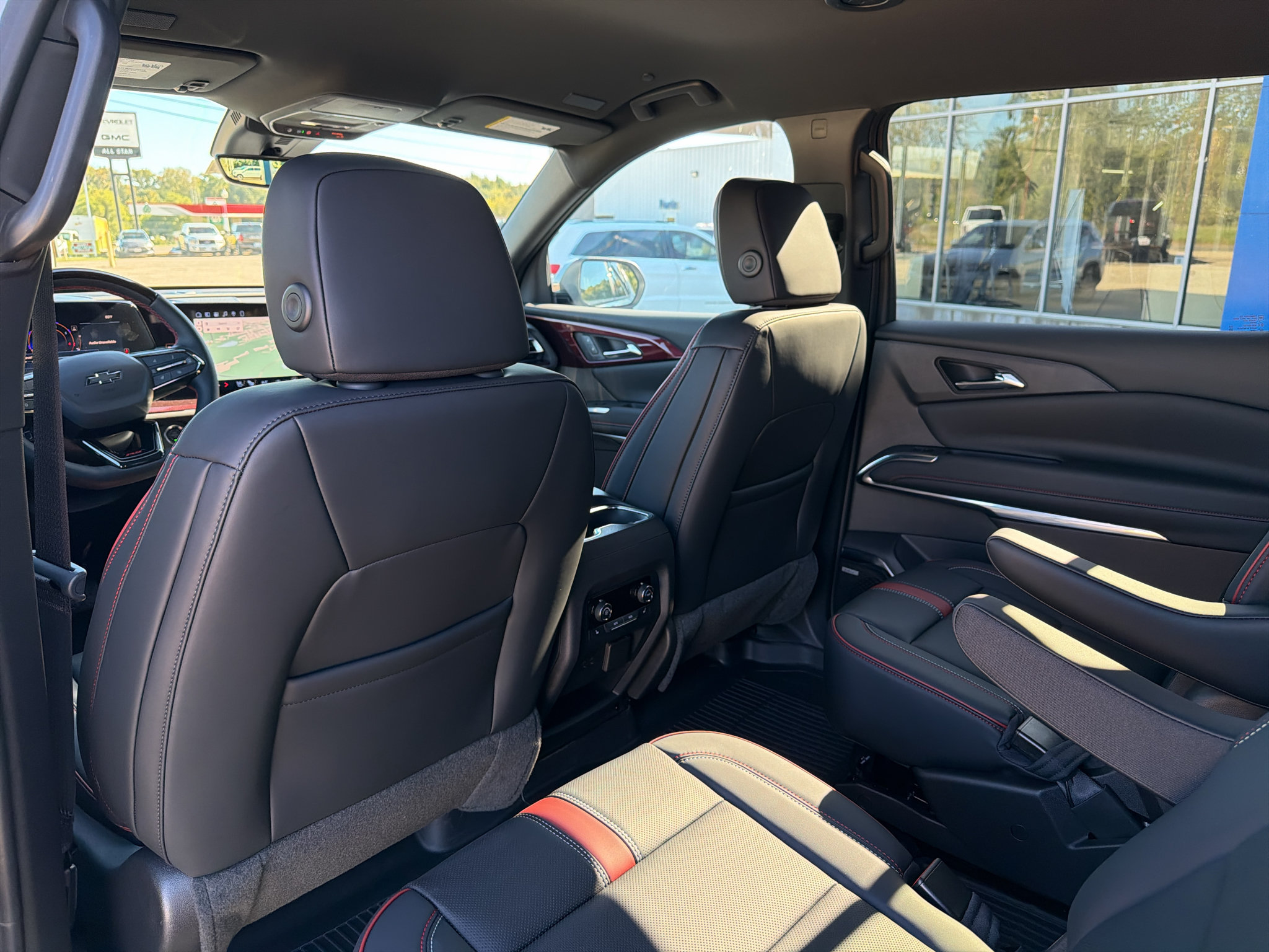New 2027 Chevrolet Traverse RS w/ LPO, Floor Liner Package FWD image 24